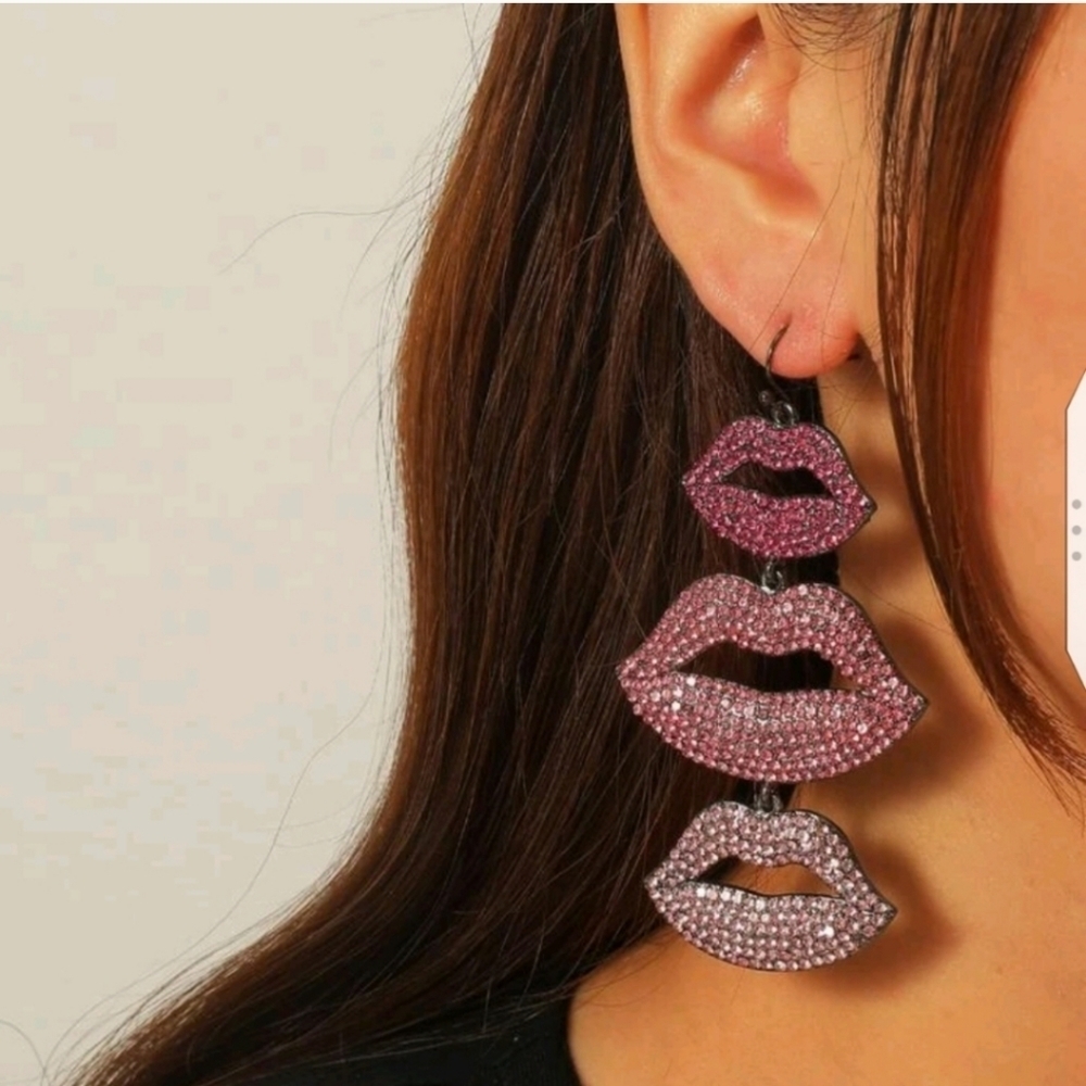 🆕️💋GORGEOUS RHINESTONE LIP DROP EARRINGS💋